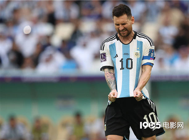 阿根廷时隔多年再次在世界杯首秀中失利！梅西铁杆粉丝痛哭