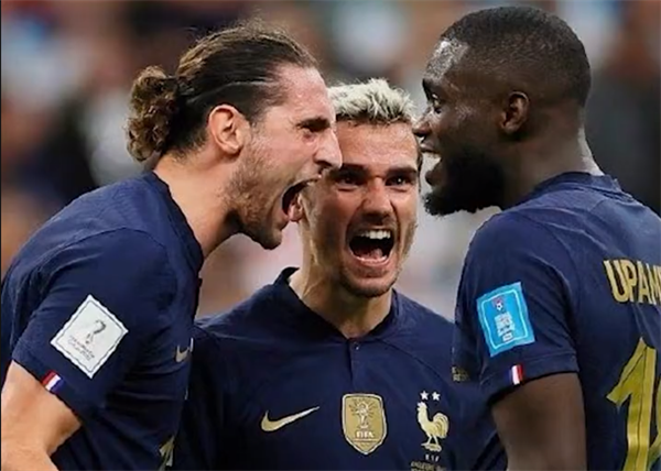 法国足球队的三名主力球员感染了骆驼流感，估计无法参赛