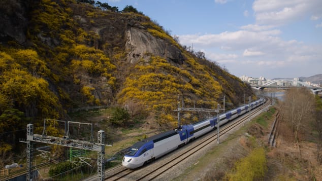 韩国的KTX列车将一些旅行时间缩短了一半。