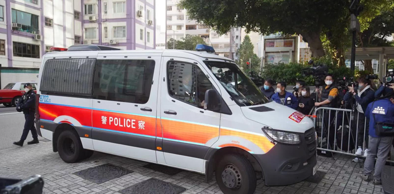香港名媛蔡天凤前夫一家被警车押送至法院