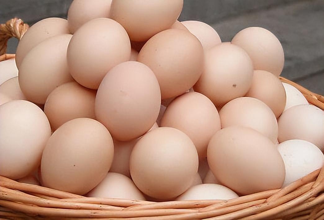 “人造鸡蛋”泛滥1斤成本5毛钱？行家说出了实情（2023“人造鸡蛋”成本5毛）