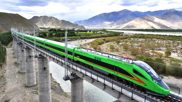 中国的复兴列车可以以350公里/小时的速度运送1，200名乘客。