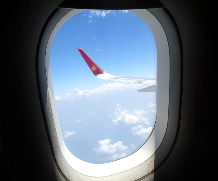 澳大利亚4名乘客在客机空中混战 酒瓶砸碎舷窗（2023乘客客机空中混战）